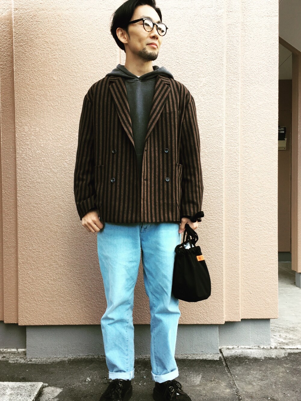 「大人カジュアル、冬コーデ、シンプルコーデ、ootd、デニム、EDWIN、GEORGE COX、巾着バッグ、universaloverall、メガネ男子」｜「niko and...の【菅田将暉さん着用アイテム】洗えるエターミンダブルジャケット（テーラードジャケット、ブラウン系）」を使った、サエポンさん（メンズ・171cm）の冬コーディネートの1枚目の写真