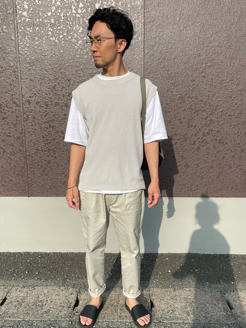 「夏コーデ、プチプラ、シンプルコーデ、ワントーンコーデ、UNIQLO、メガネ男子、サンダル、ootd、休日スタイル、ホワイトコーデ」｜「RAGEBLUEのノースリーブニット（ニット/セーター、グレー系）」を使った、サエポンさん（メンズ・171cm）の春コーディネートの1枚目の写真