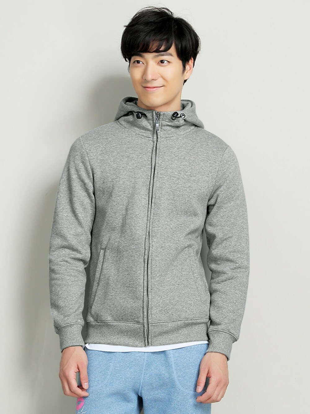 グレー系のジャケット/アウター、その他のトップスを着用したメンズの冬コーディネートの1枚目の写真