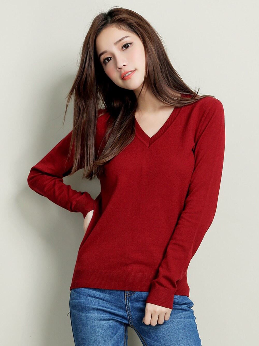 レッド系のTシャツ/カットソー、その他のトップスを着用したレディースの冬コーディネートの1枚目の写真