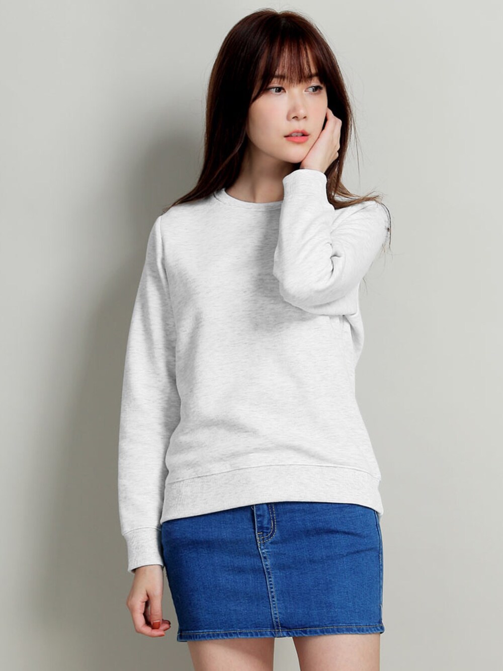 ホワイト系のTシャツ/カットソー、その他のトップスを着用したレディースの冬コーディネートの1枚目の写真