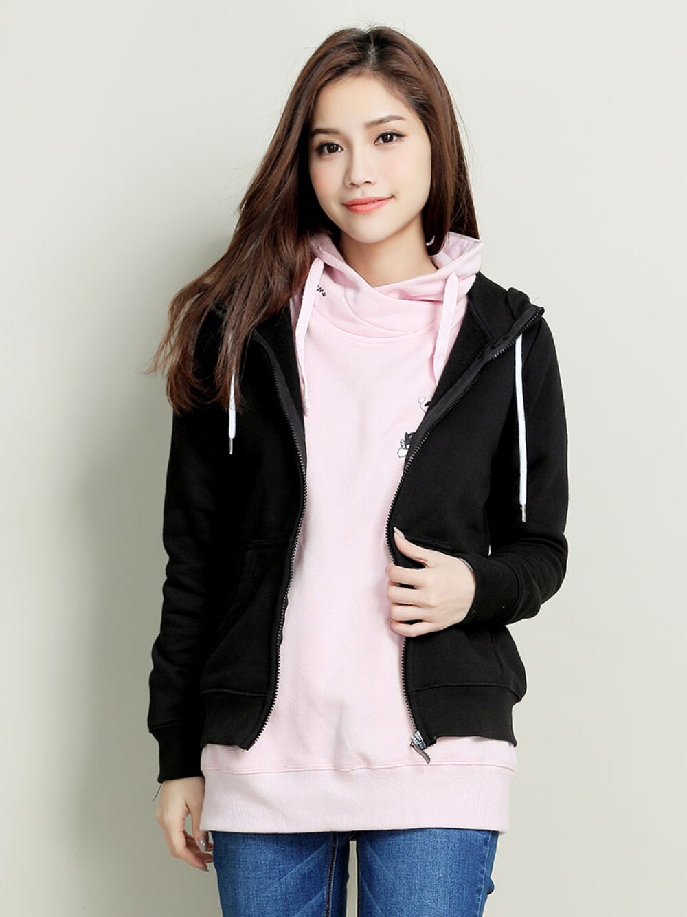 ブラック系のジャケット/アウター、その他のトップスを着用したレディースの冬コーディネートの1枚目の写真