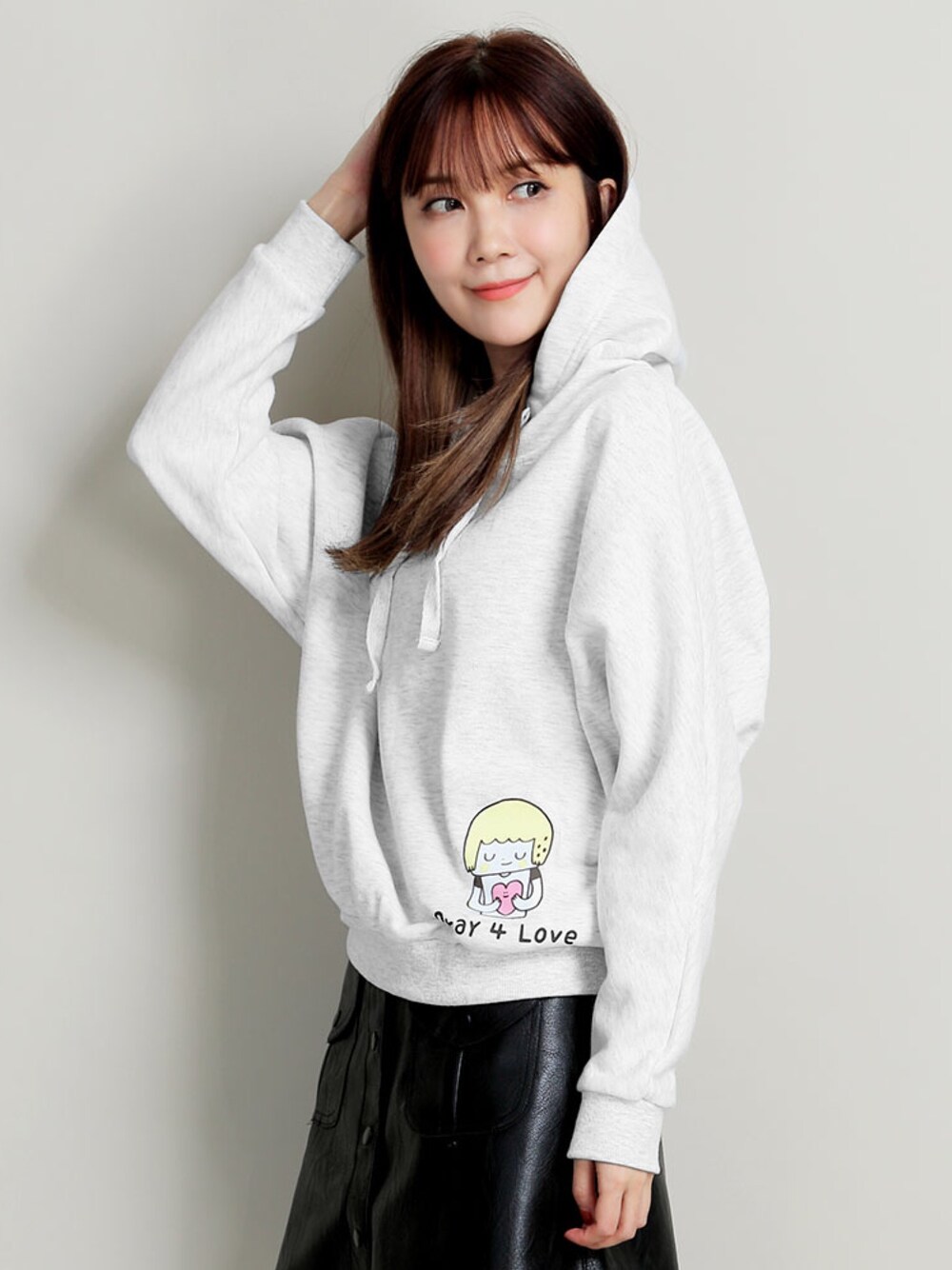 ホワイト系のパーカー、その他のトップスを着用したレディースの冬コーディネートの1枚目の写真