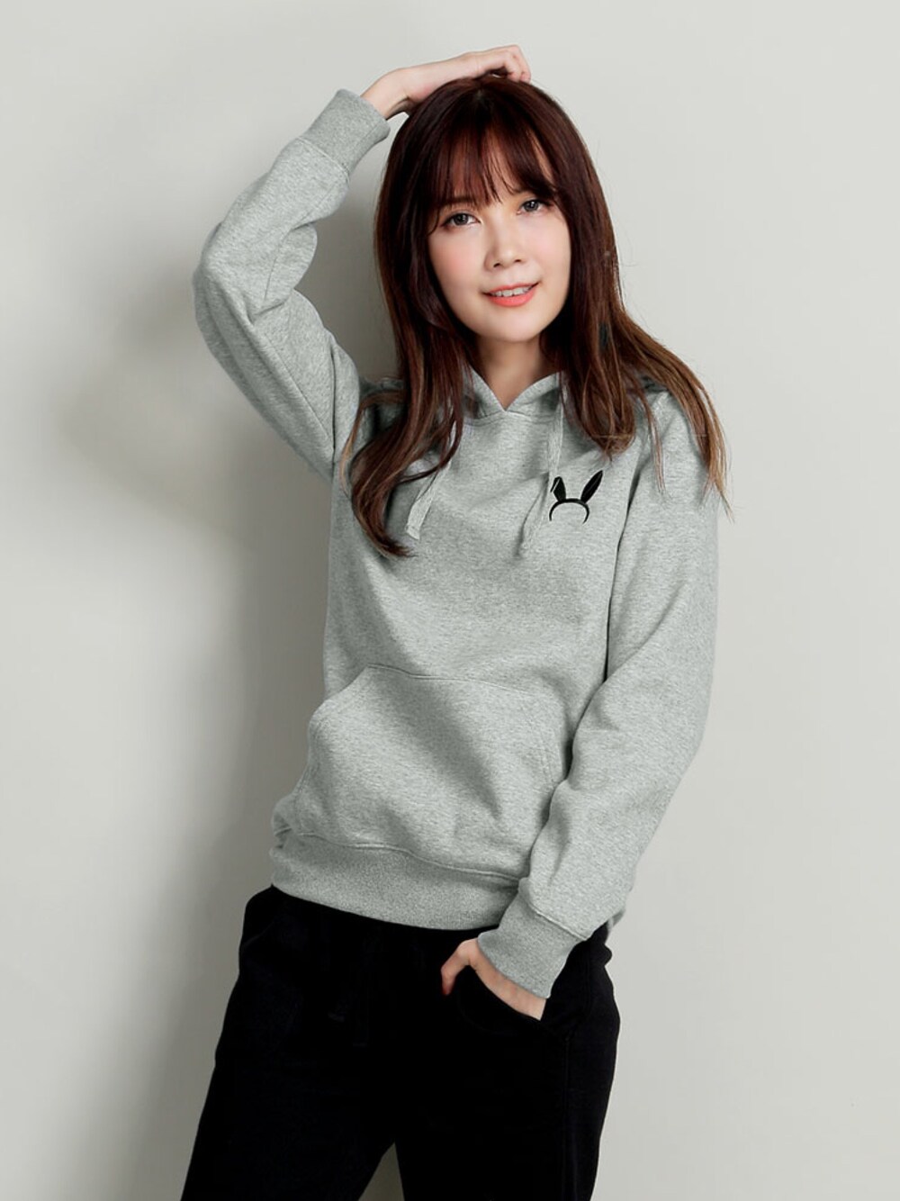 グレー系のパーカー、その他のトップスを着用したレディースの冬コーディネートの1枚目の写真