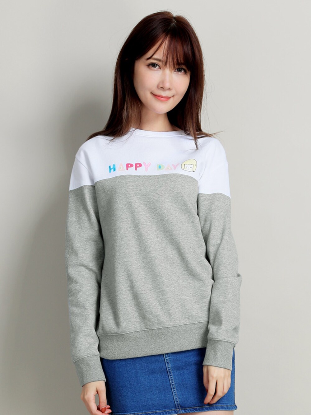 グレー系のTシャツ/カットソー、その他のトップスを着用したレディースの冬コーディネートの1枚目の写真