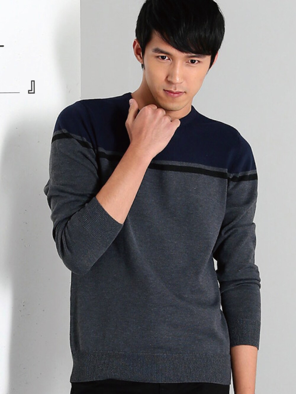 グレー系のTシャツ/カットソー、その他のトップスを着用したメンズの冬コーディネートの1枚目の写真