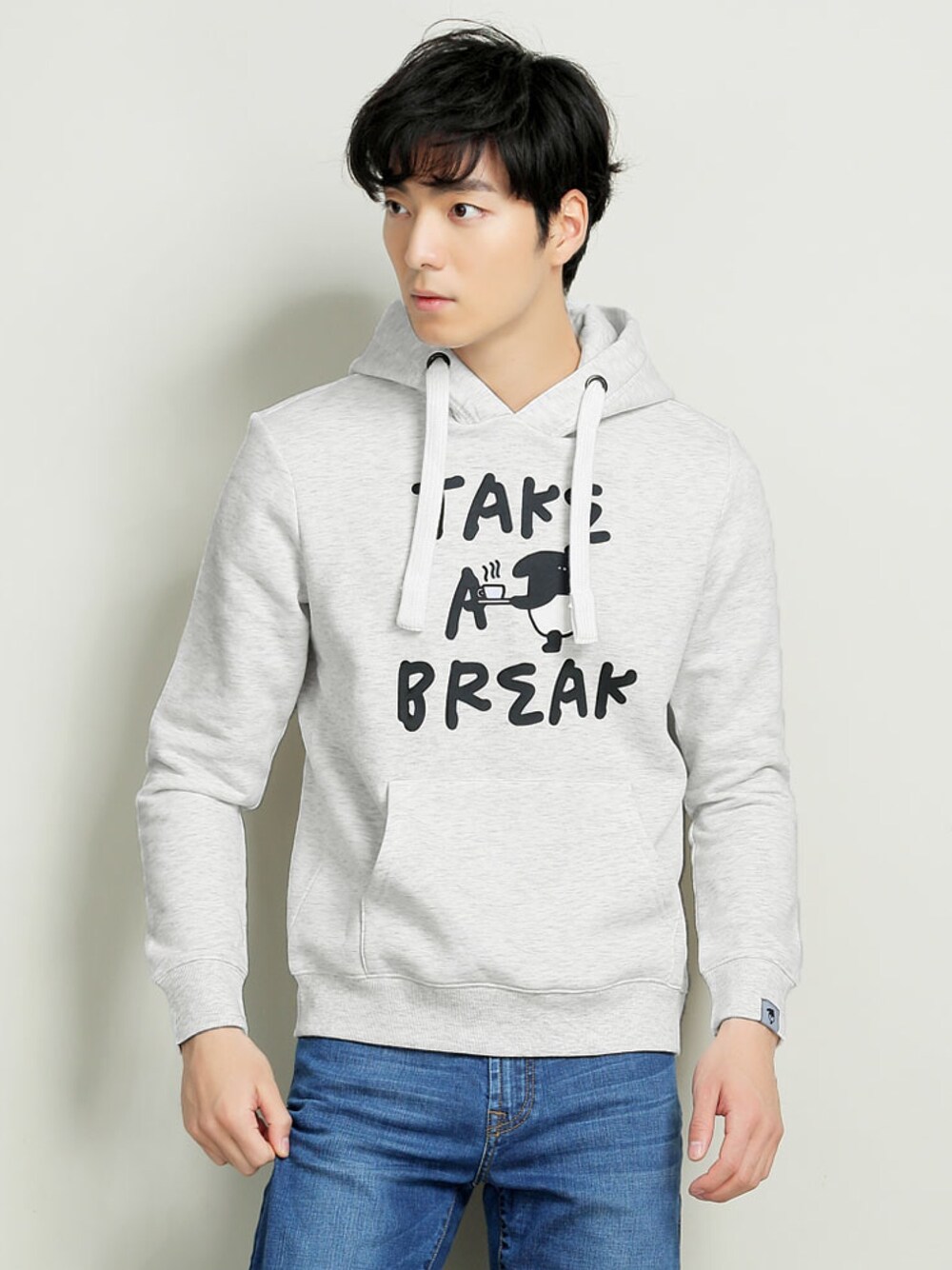 ホワイト系のパーカー、その他のトップスを着用したメンズの冬コーディネートの1枚目の写真