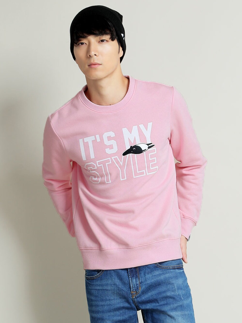 ピンク系のTシャツ/カットソー、その他のトップスを着用したメンズの冬コーディネートの1枚目の写真