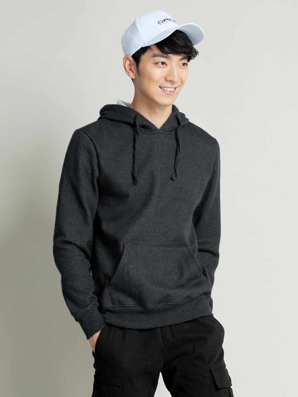 グレー系のパーカー、その他のトップスを着用したメンズの冬コーディネートの1枚目の写真