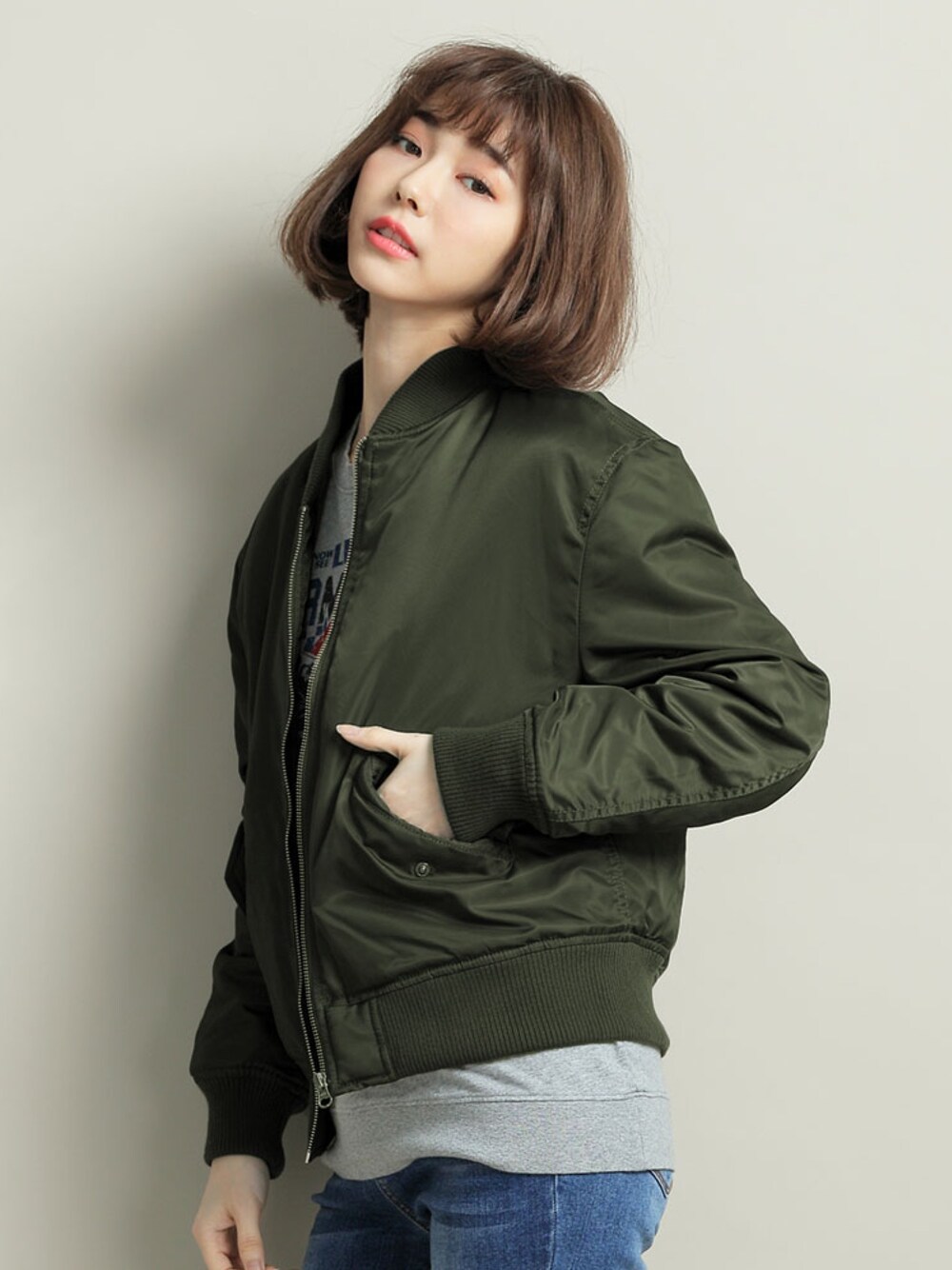 グリーン系のジャケット/アウター、その他のトップスを着用したレディースの冬コーディネートの1枚目の写真