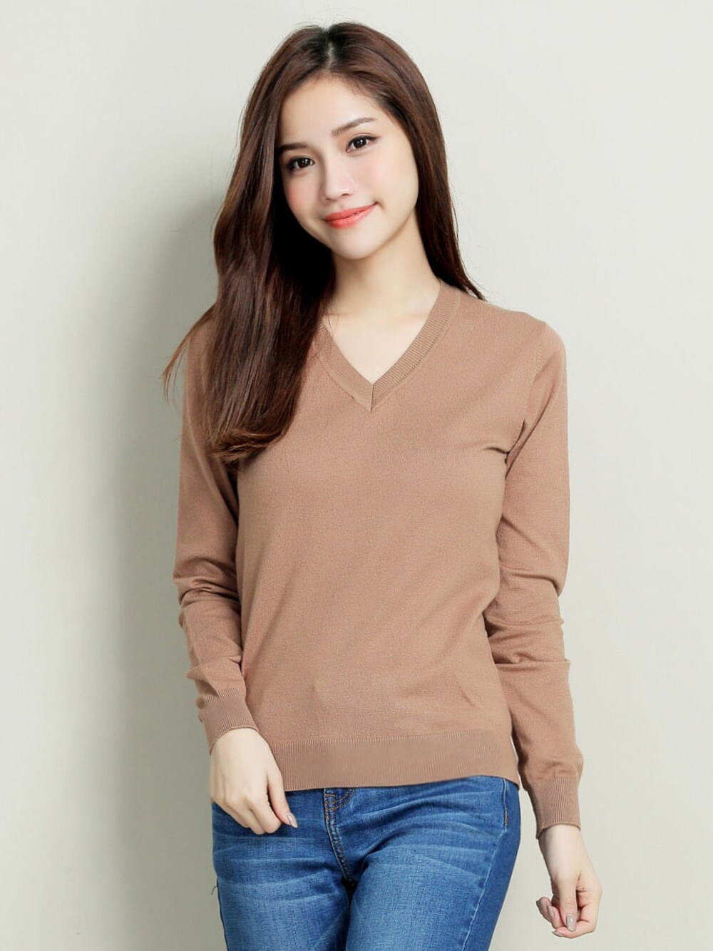 ベージュ系のTシャツ/カットソー、その他のトップスを着用したレディースの冬コーディネートの1枚目の写真