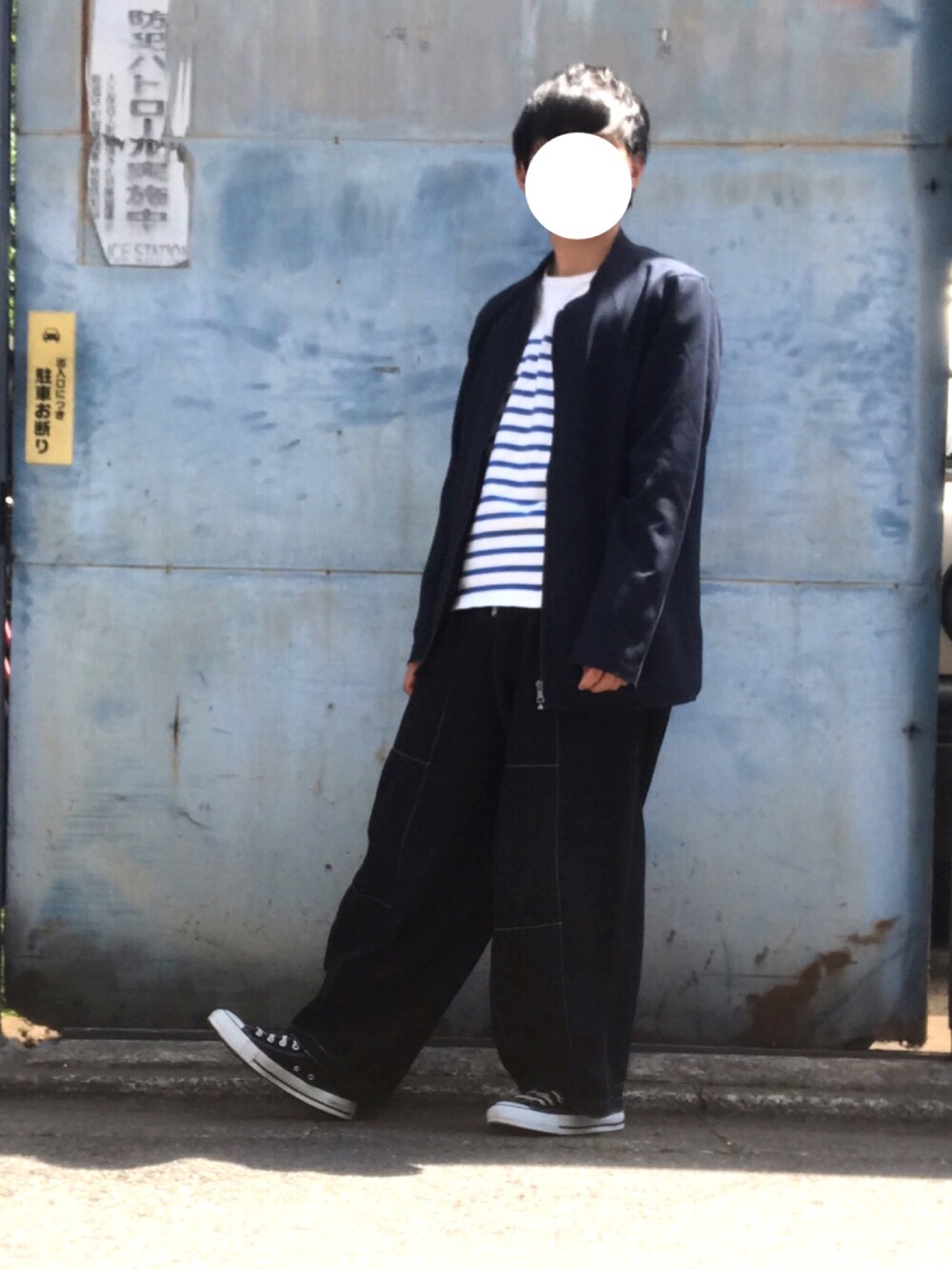 ブルー系のノーカラージャケット、ブラック系のパンツ、ホワイト系のTシャツ/カットソーを着用したメンズの春コーディネートの1枚目の写真