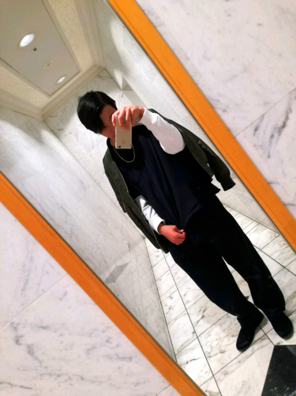 「かたがけ、重ね着、MA-1、ワイドパンツ、きれいめストリート」｜「Right-onのアイテム（MA-1、グリーン系）」を使った、天ぷらさん（メンズ・177cm）の秋コーディネートの1枚目の写真