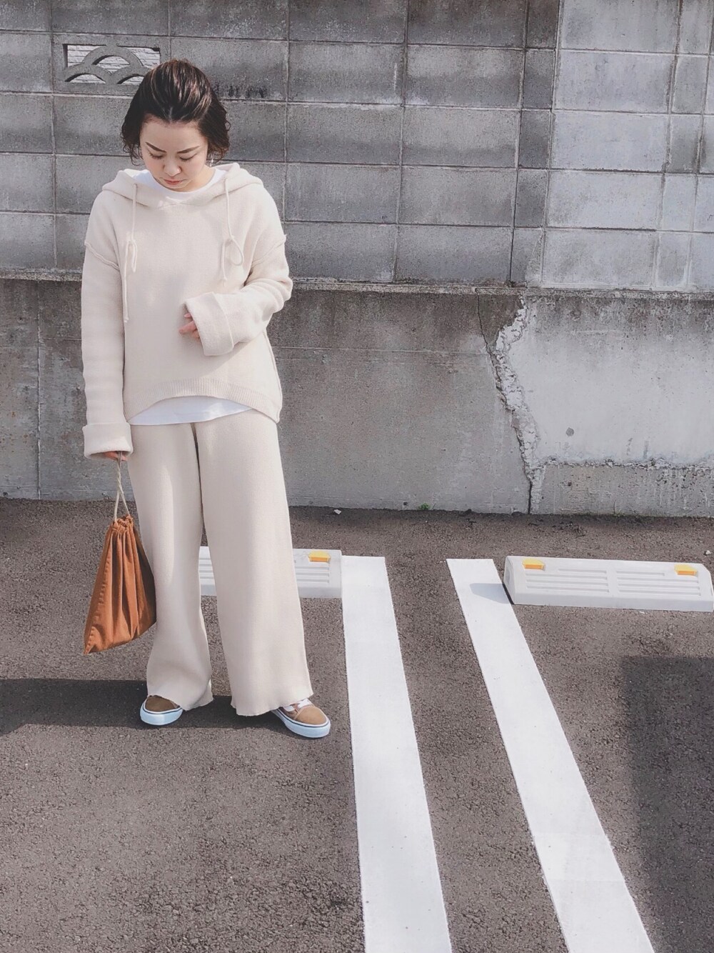 「セットアップ、ママコーデ、シンプルコーデ、スニーカー、VANS、おちびさん、低身長」｜「RED CHOP WORKSのRED CHOP WORKS(レッドチョップワークス) ブークレニットパーカープルオーバーセットアップ（セットアップ、ベージュ系）」を使った、Kiさん（レディース・150cm）の冬コーディネートの1枚目の写真