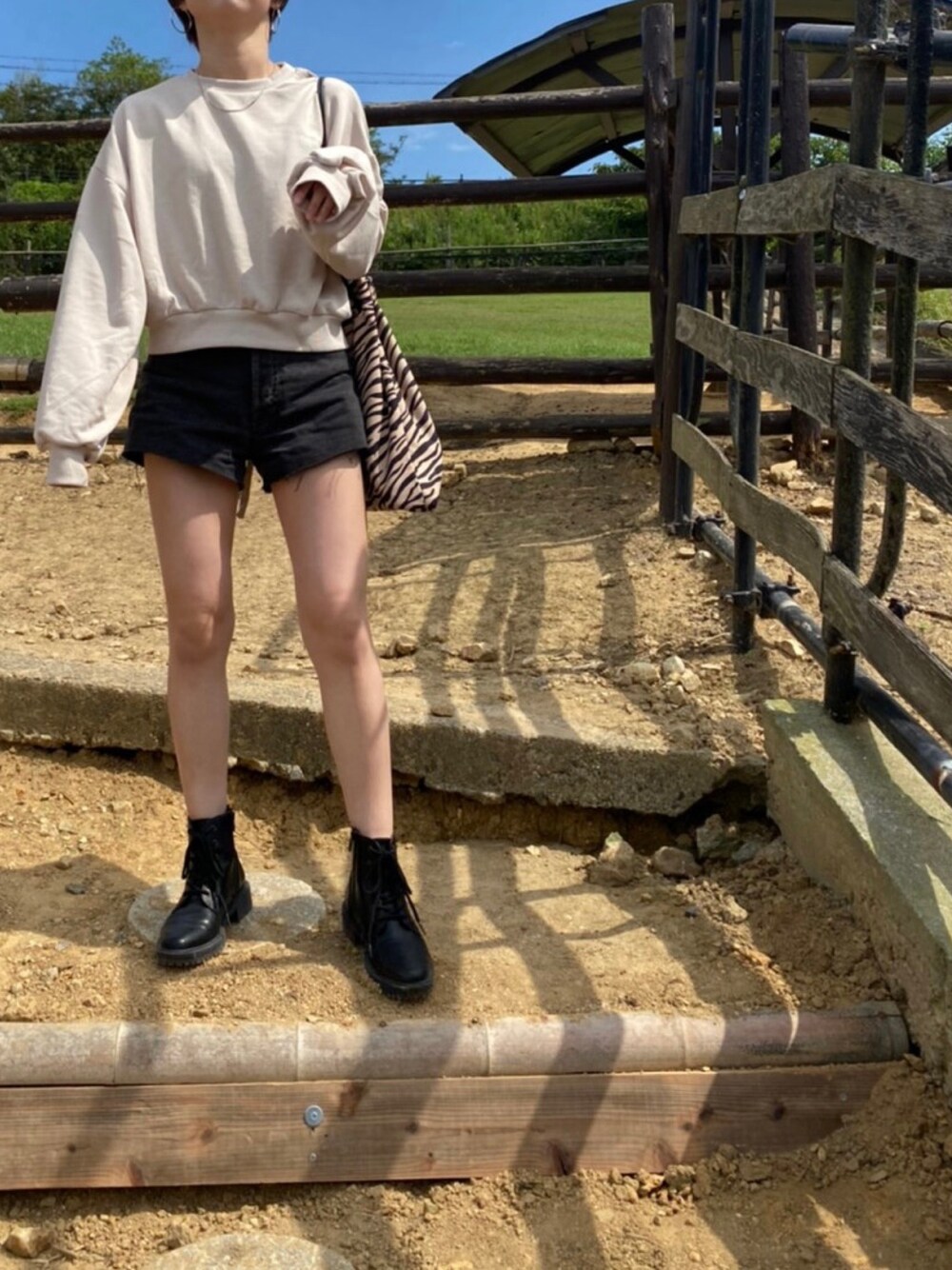 「秋服、秋カラー、ゼブラ柄、オトナカジュアル、ママコーデ、150cm、低身長、おちびさん」｜「GRLの裏毛バックレースアップボリュームスリーブスウェットトップス（スウェット、ベージュ系）」を使った、Kiさん（レディース・150cm）の秋コーディネートの1枚目の写真