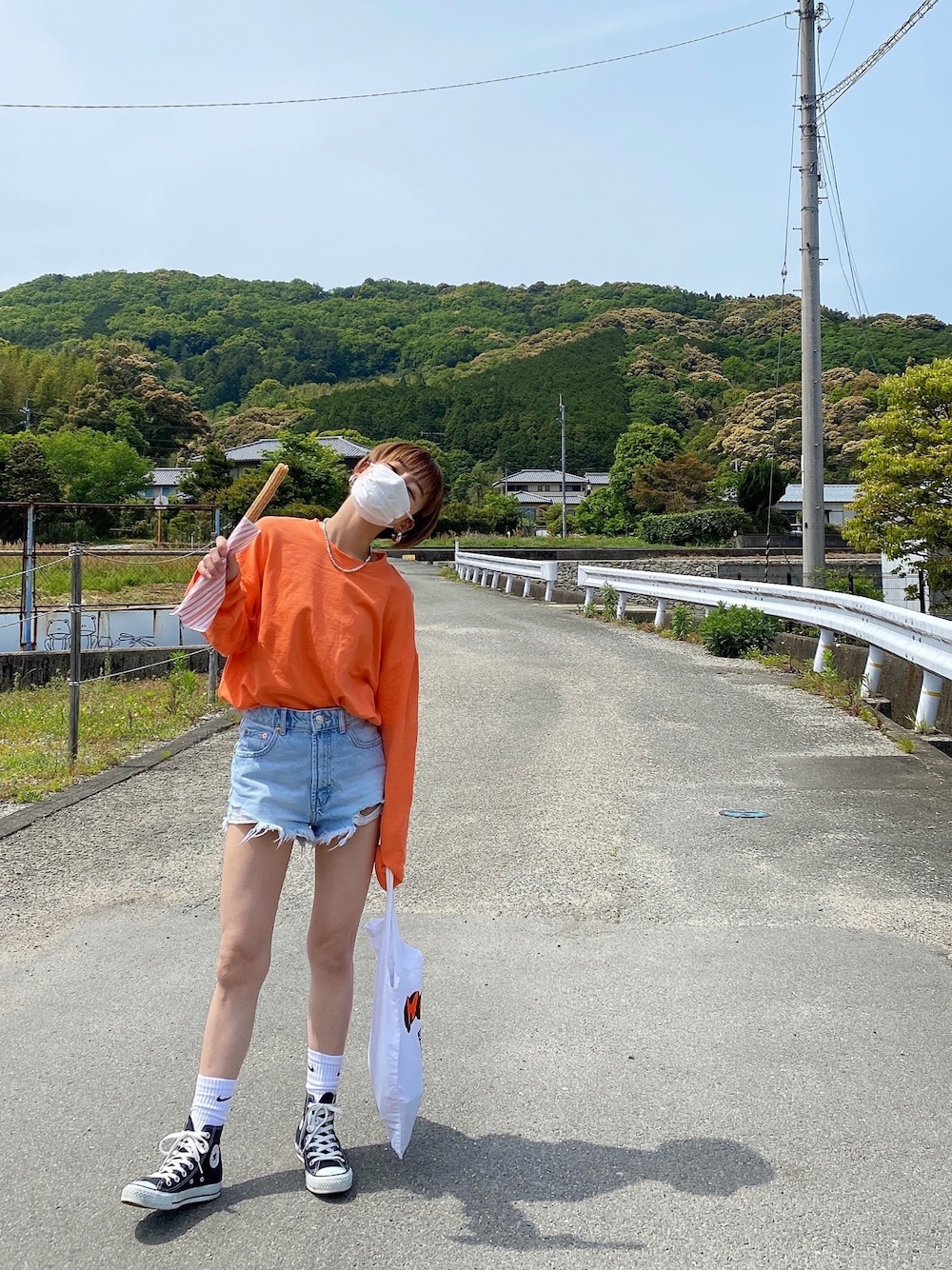 「海外ガール風コーデ、カジュアルコーデ、ママコーデ、おちびさん、低身長、150cm、オレンジ、コンバース」｜「CANAL JEANのvia j(ヴィアジェイ) カラーミニ裏毛ロングTシャツ（Tシャツ/カットソー、オレンジ系）」を使った、Kiさん（レディース・150cm）の春コーディネートの1枚目の写真