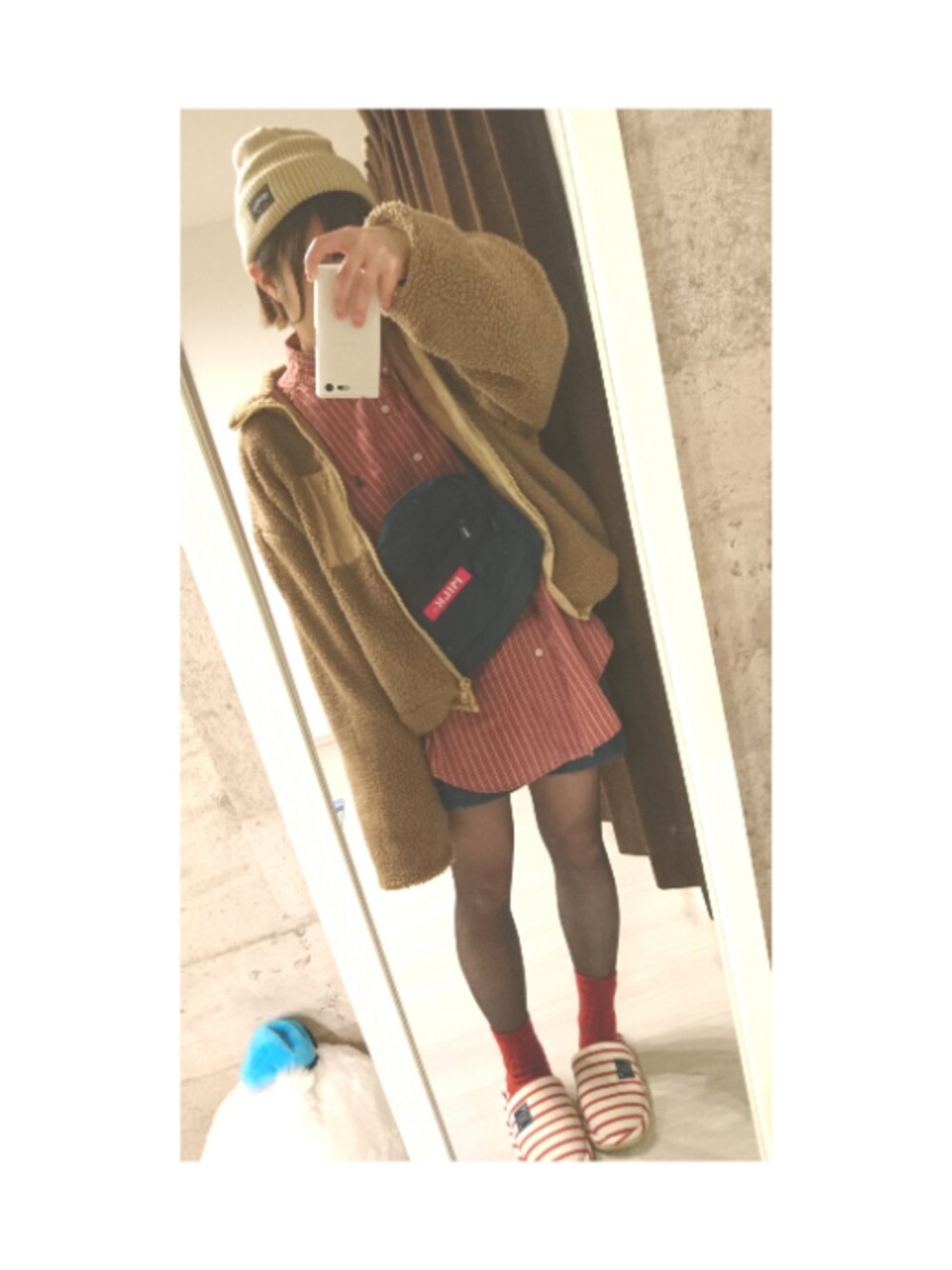 「冬コーデ、低身長、Dr.Martens、もこもこ、シャツワンピ、ニット帽、MILKFED.、ボア、今日のコーデ」｜「MILKFED.のBASIC KNIT CAP（ニットキャップ/ビーニー、ベージュ系）」を使った、ゆーちゃん＠さん（レディース・152cm）の冬コーディネートの1枚目の写真
