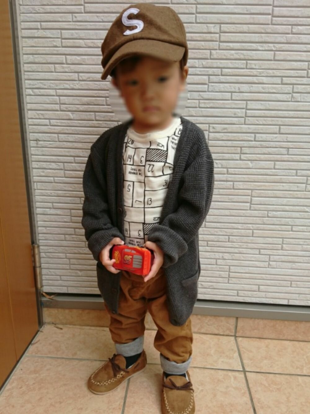 「男の子、1歳、1歳7ヶ月、カジュアル、秋のコーデ、DAISO、H&M、バースデー、西松屋、プチプラ」｜「西松屋のアイテム（モカシン/デッキシューズ、ブラウン系）」を使った、*KEI*さん（キッズ・80cm）の秋コーディネートの1枚目の写真