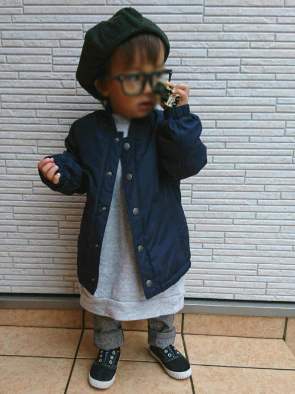 「男の子、1歳、１歳８ヶ月、シンプルコーデ、キッズコーデ、ベレー帽、めがね、MA-1、グレンチェック、スウェット」｜「BRANSHESの千鳥格子柄ベレー帽（ハンチング/ベレー帽、グリーン系）」を使った、*KEI*さん（キッズ・80cm）の秋コーディネートの1枚目の写真