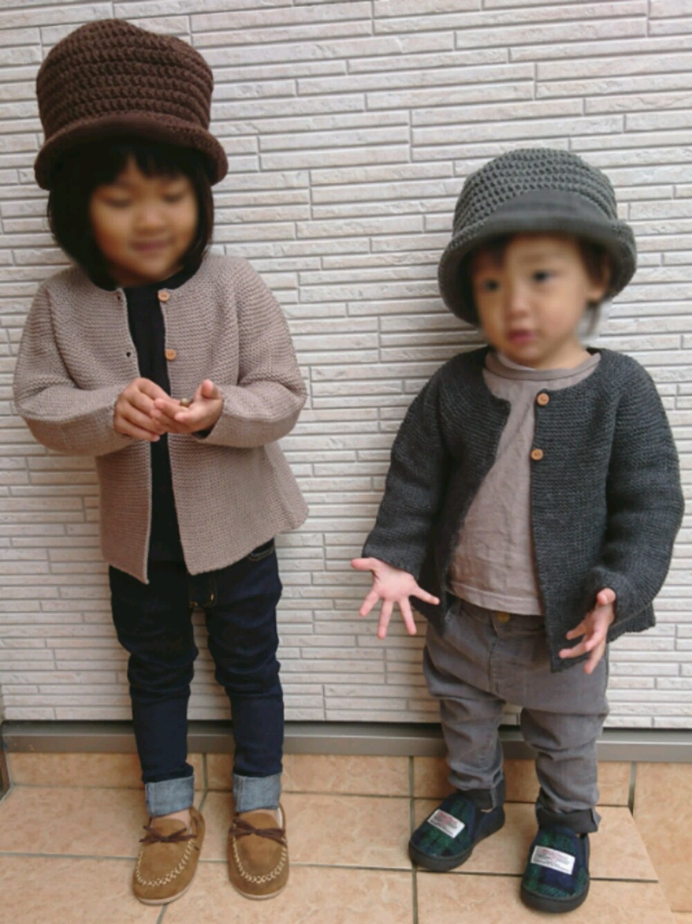 ブルー系のデニムパンツ、グレー系のTシャツ/カットソー、ベージュ系のカーディガン/ボレロを着用したキッズの冬コーディネートの1枚目の写真