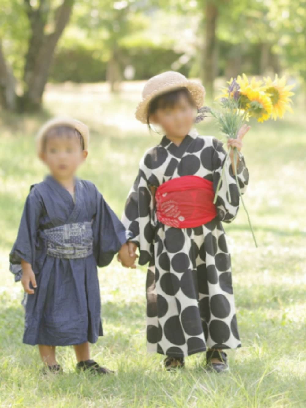 ブラック系のスニーカー、ブルー系の浴衣、その他の浴衣を着用したキッズの夏コーディネートの1枚目の写真
