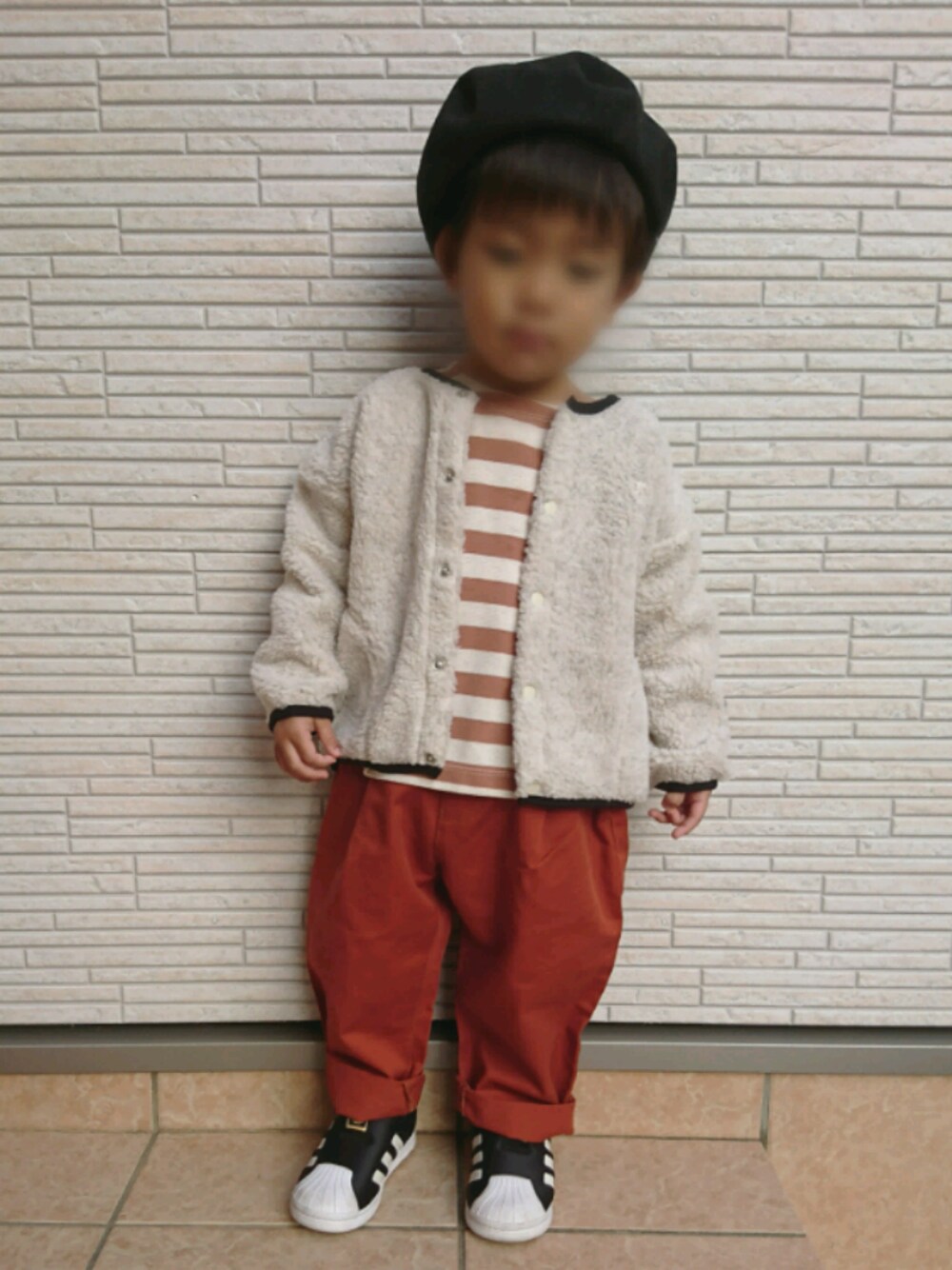 ブラック系のスリッポン、ブラウン系のその他パンツ、ブラウン系のTシャツ/カットソーを着用したキッズの冬コーディネートの1枚目の写真