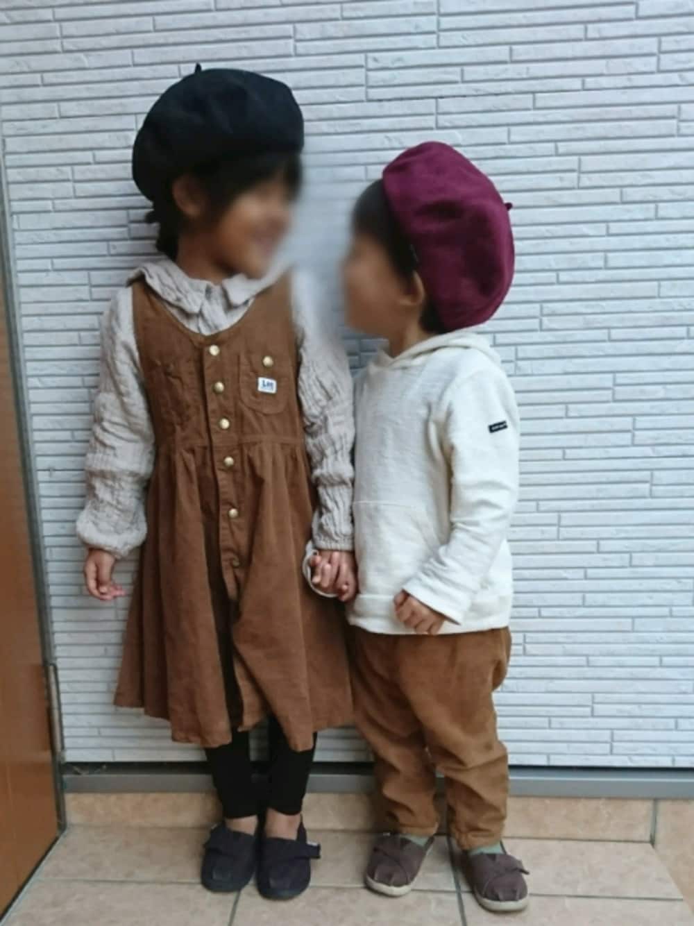 「女の子、男の子、姉弟、リンクコーデ、シンプルコーデ、ワンピース、ベレー帽」｜「Leeのコーデュロイ　ワンピース（ワンピース、ブラウン系）」を使った、*KEI*さん（キッズ・90cm）の冬コーディネートの1枚目の写真