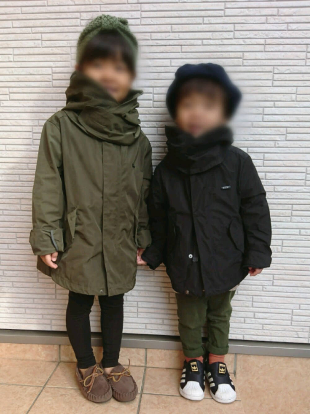 ブラウン系のモカシン/デッキシューズ、ブラック系のスリッポン、グリーン系のジャケット/アウターを着用したキッズの冬コーディネートの1枚目の写真