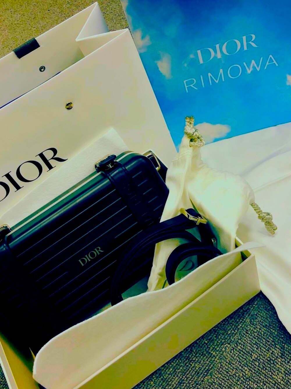 「ディオール、ミニトランク、リモワ、ハイブランド、ハイストリート、Dior、RIMOWA」｜「Christian Diorのアイテム（バッグ、ブラック系）」を使った、拓哉伊藤さん（メンズ・172cm）の冬コーディネートの1枚目の写真