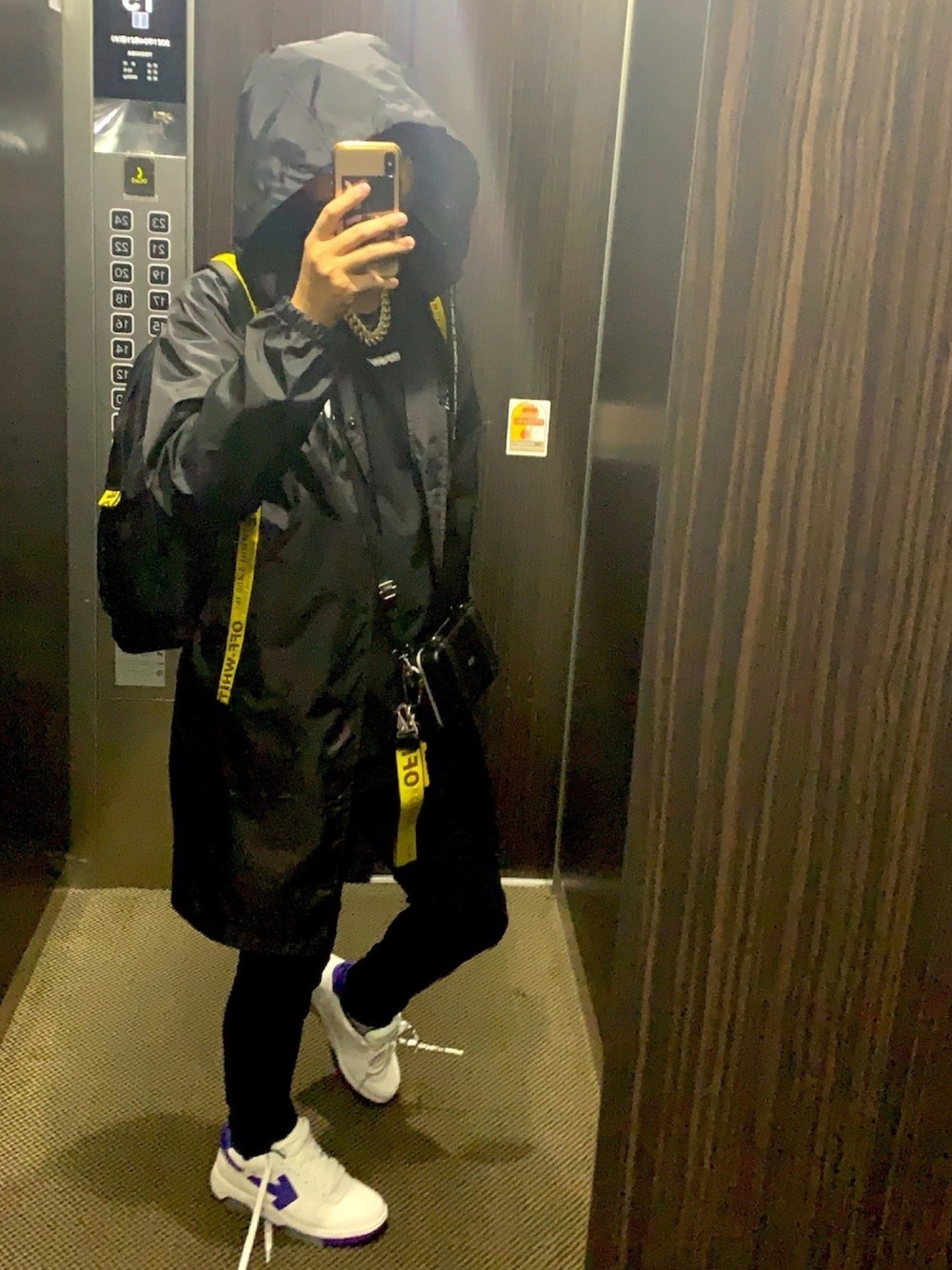 「職質コーデ、OFF-WHITE、モンクレールジーニアス、モンクレール、MONCLER、MONCLER FRAGMENT、Dior、ハイブランド」｜「MONCLER GENIUSのアイテム（ジャケット/アウター、ブラック系）」を使った、拓哉伊藤さん（メンズ・172cm）の春コーディネートの1枚目の写真