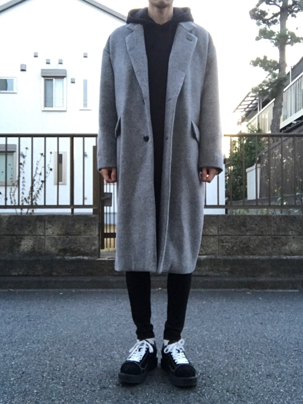 「モノトーン、スキニー、黒、冬、オーバーサイズ、カジュアル」｜「CLANEのOVER CHESTER COAT（チェスターコート、グレー系）」を使った、ミネタツさん（メンズ・178cm）の冬コーディネートの1枚目の写真