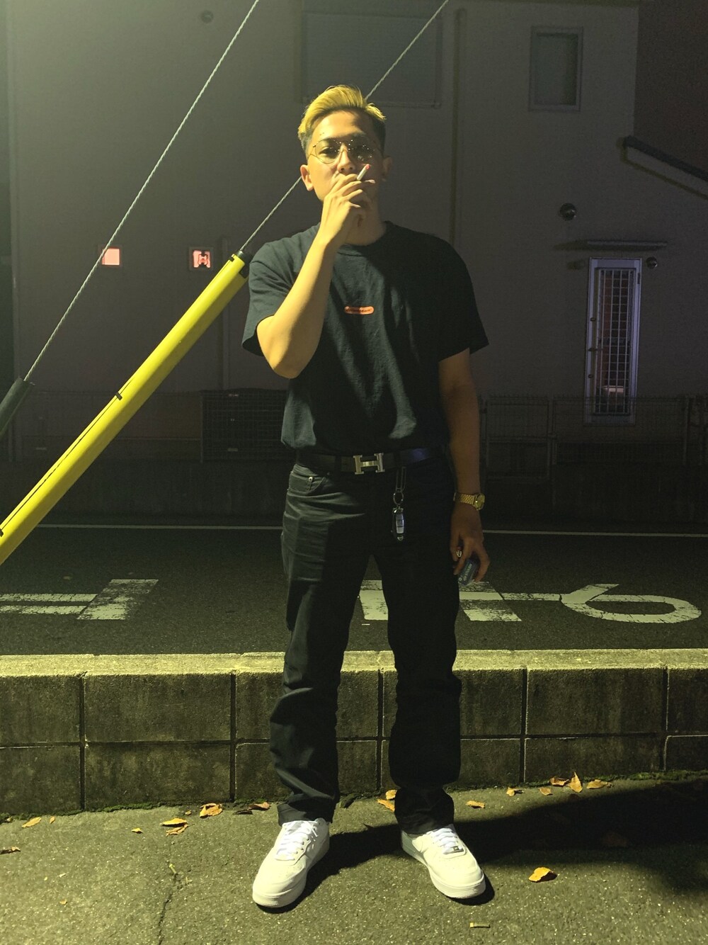 「夏コーデ、金髪、AIR FORCE 1、NIKE、Levi's、シンプル、ストリート」｜「Ray-Banのアイテム（メガネ、ブラック系）」を使った、nyoro さん（メンズ・175cm）の秋コーディネートの1枚目の写真
