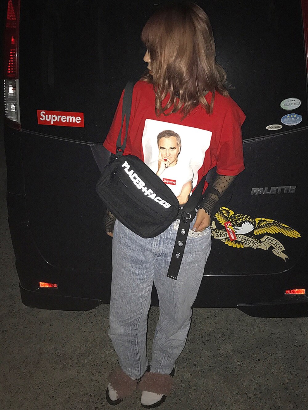「places+faces、supreme、WEGO、used、ストリート、メンズライク、ケミカルデニム、ファーサンダル、原宿、ハイブランド」｜「Supreme のアイテム（Tシャツ/カットソー、レッド系）」を使った、manaさん（レディース・152cm）の秋コーディネートの1枚目の写真