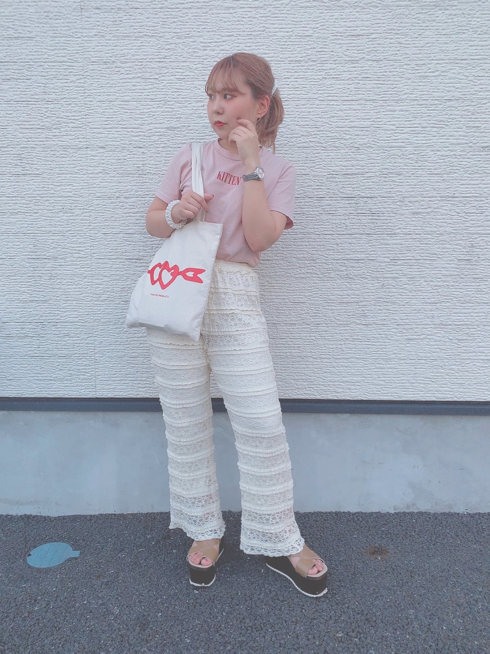 「大人カジュアル、夏コーデ、おしゃれさんと繋がりたい、パンツスタイル、プチプラコーデ、サンダル、低身長コーデ、ootd、カジュアル、ナチュラル」｜「catty kittenのアイテム（Tシャツ/カットソー、ピンク系）」を使った、manaさん（レディース・152cm）の夏コーディネートの1枚目の写真