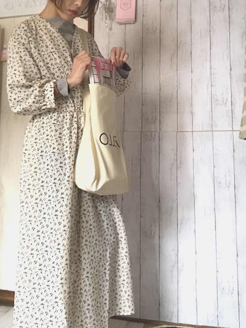 「ootd、オトナガーリー、花柄ワンピース、GU、プチプラ、ワンピース、デニム、レイヤードstyle、トートバッグ」｜「GUのアイテム（ワンピース/ドレス、ホワイト系）」を使った、a  m  eさん（レディース・154cm）の冬コーディネートの1枚目の写真