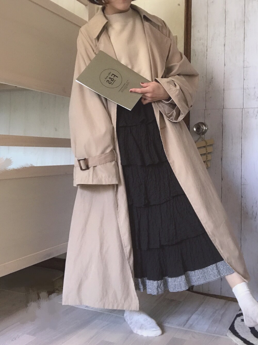 「カジュアル、春コーデ、オトナカジュアル、スカート、スカートスタイル、おしゃれさんと繋がりたい、トレンチコート、reca、UNIQLO U、ベージュ」｜「recaの【ZOZOTOWN限定】ビックシルエットキャンディースリーブトレンチコート（トレンチコート、ベージュ系）」を使った、a  m  eさん（レディース・154cm）の冬コーディネートの1枚目の写真