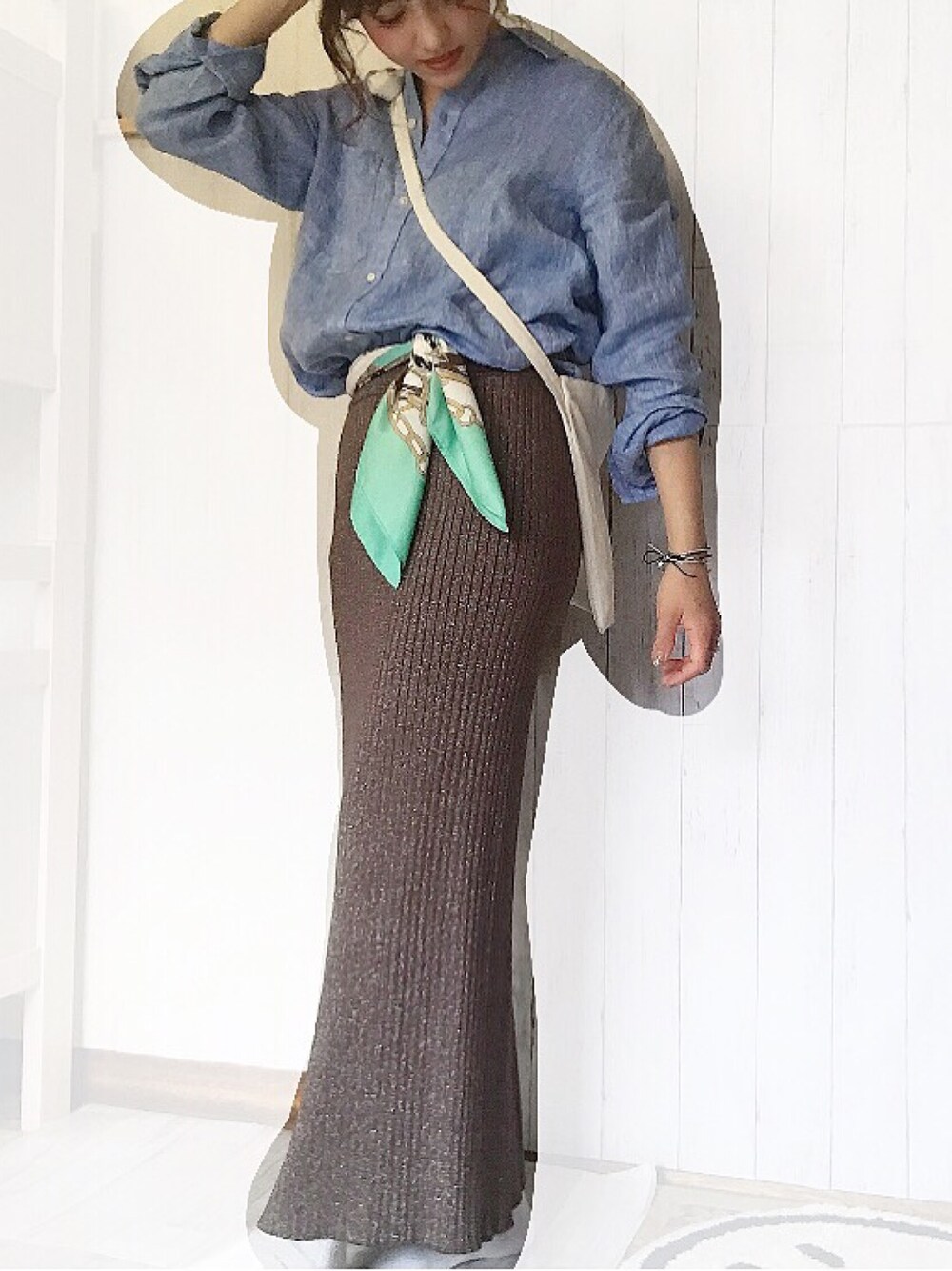 「大人カジュアル、ootd、キレイめ、おしゃれさんと繋がりたい、スカーフ、リネンシャツ、低身長コーデ、ウエストマーク、スカートスタイル」｜「GAPのGap オーバーサイズ BFシャツ（リネン）（シャツ/ブラウス、ブルー系）」を使った、a  m  eさん（レディース・154cm）の夏コーディネートの1枚目の写真