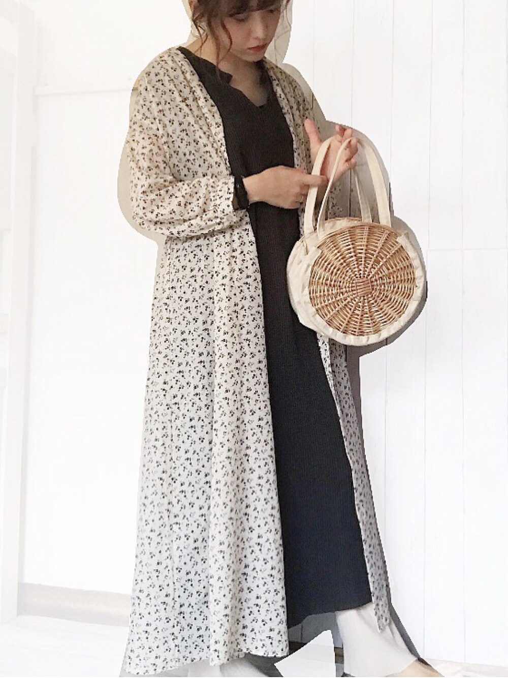 「お洒落さんとつながりたい、ロングワンピース、小花柄、ガウンワンピース、GU、プチプラ、プチプラコーデ、サーマル、かごバッグ、リブパンツ」｜「GUのアイテム（ワンピース/ドレス、ホワイト系）」を使った、a  m  eさん（レディース・154cm）の夏コーディネートの1枚目の写真