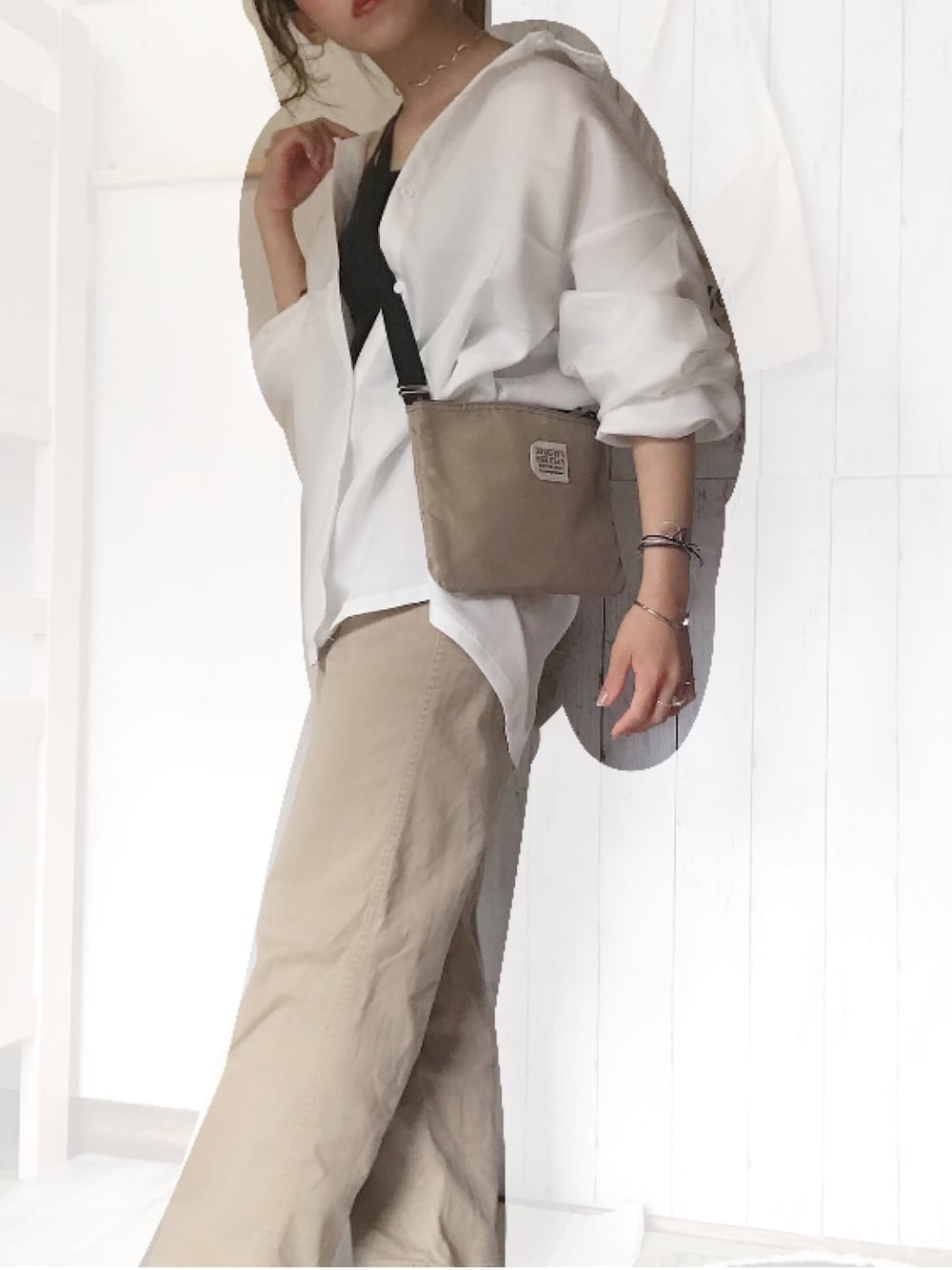 「カジュアル、メンズライク、低身長コーデ、シャツスタイル、楽チンコーデ、パンツスタイル、おしゃれさんと繋がりたい、白シャツ、ベージュ」｜「INTER FACTORYのファッションインフルエンサー SHOTA × INTER FACTORY　コード付きシャツ（シャツ/ブラウス、ホワイト系）」を使った、a  m  eさん（レディース・154cm）の夏コーディネートの1枚目の写真