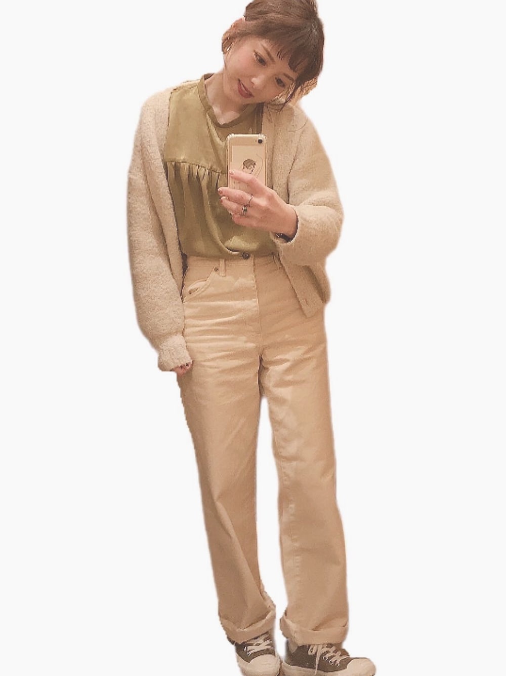 「パステル映える春、カジュアルコーデ、春、スニーカーコーデ、プチプラ、UNIQLO U、白パンツ、カーディガン、カスタネ、サテン」｜「GLOBAL WORKのマシュマロタッチプードルカーディガン【手洗い可】/792257（カーディガン/ボレロ、ホワイト系）」を使った、a  m  eさん（レディース・154cm）の春コーディネートの1枚目の写真