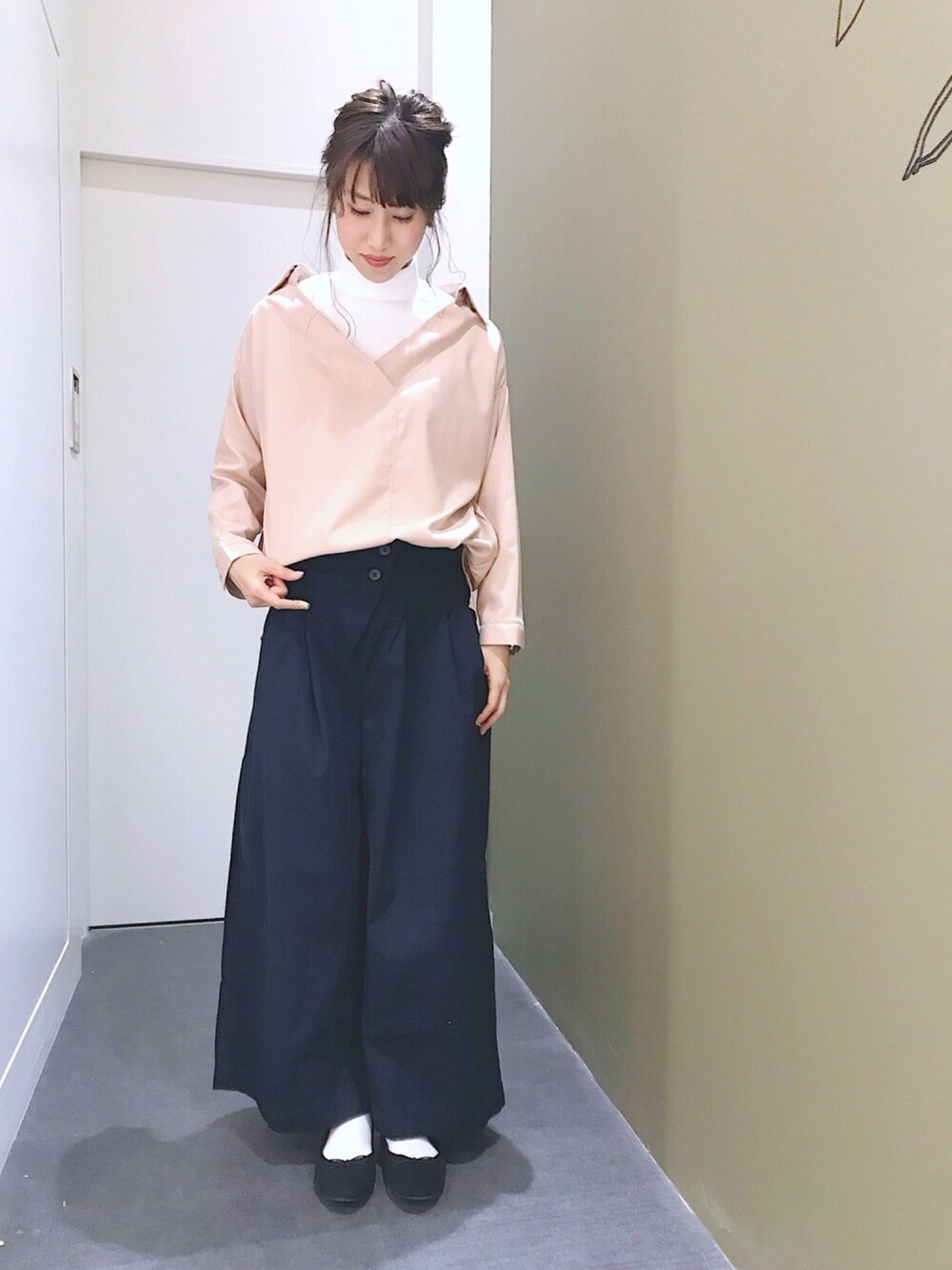 「Green Parks、抜き襟、襟抜きシャツ、春コーデ、ワイドパンツ、プチプラコーデ、シンプルコーデ、パンプス×靴下、ピンクシャツ、バレエシューズ」｜「Green　Parksの・フェイクアンサンブルブラウス（シャツ/ブラウス、ピンク系）」を使った、aymmさん（レディース・166cm）の冬コーディネートの1枚目の写真