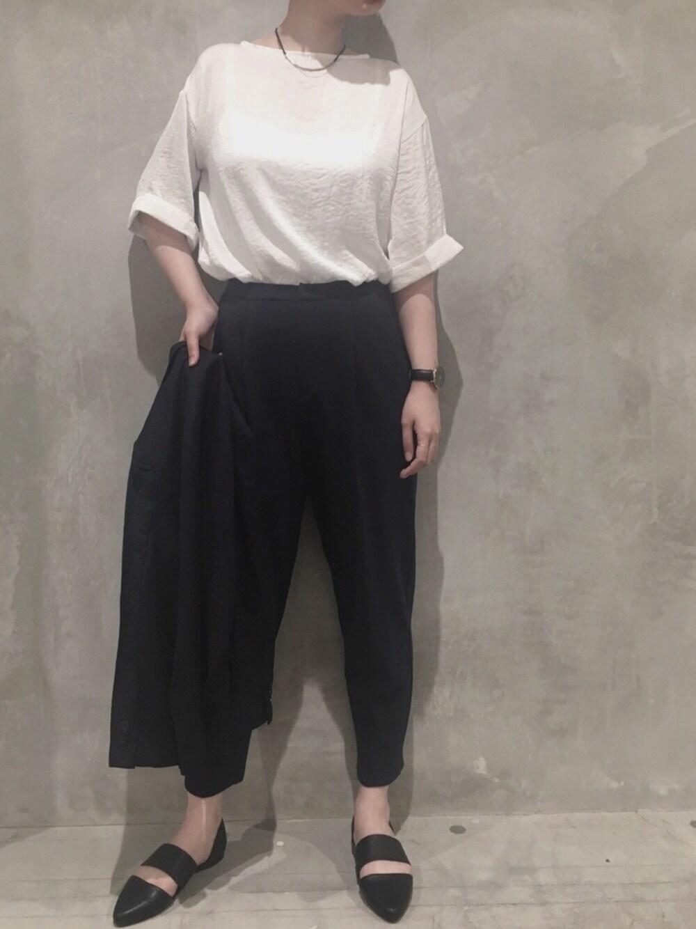 ブルー系のその他パンツ、ホワイト系のシャツ/ブラウス、ブルー系のテーラードジャケットを着用したレディースの春コーディネートの1枚目の写真