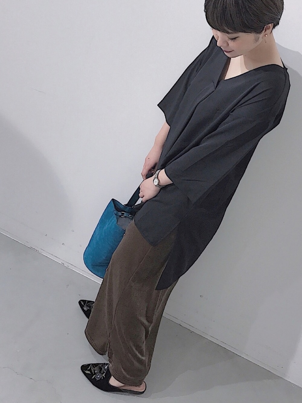 ブラック系のワンピース、ブルー系のショルダーバッグ、ブラウン系のその他パンツを着用したレディースの秋コーディネートの1枚目の写真