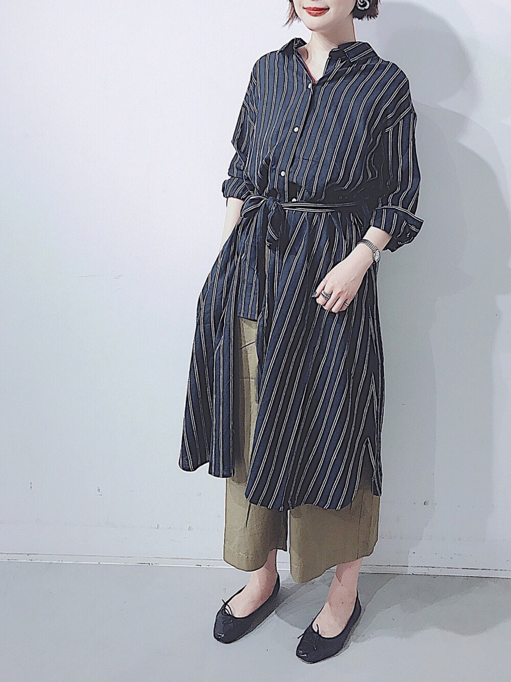「KOE、koeららぽーと海老名、休日スタイル、オトナカジュアル、A.P.C.、ストライプ、シャツワンピ、ワイドパンツ、レイヤードスタイル、outfit」｜「koeのリネンシャツワンピース（シャツワンピース、ブルー系）」を使った、naoさん（レディース・167cm）の春コーディネートの1枚目の写真