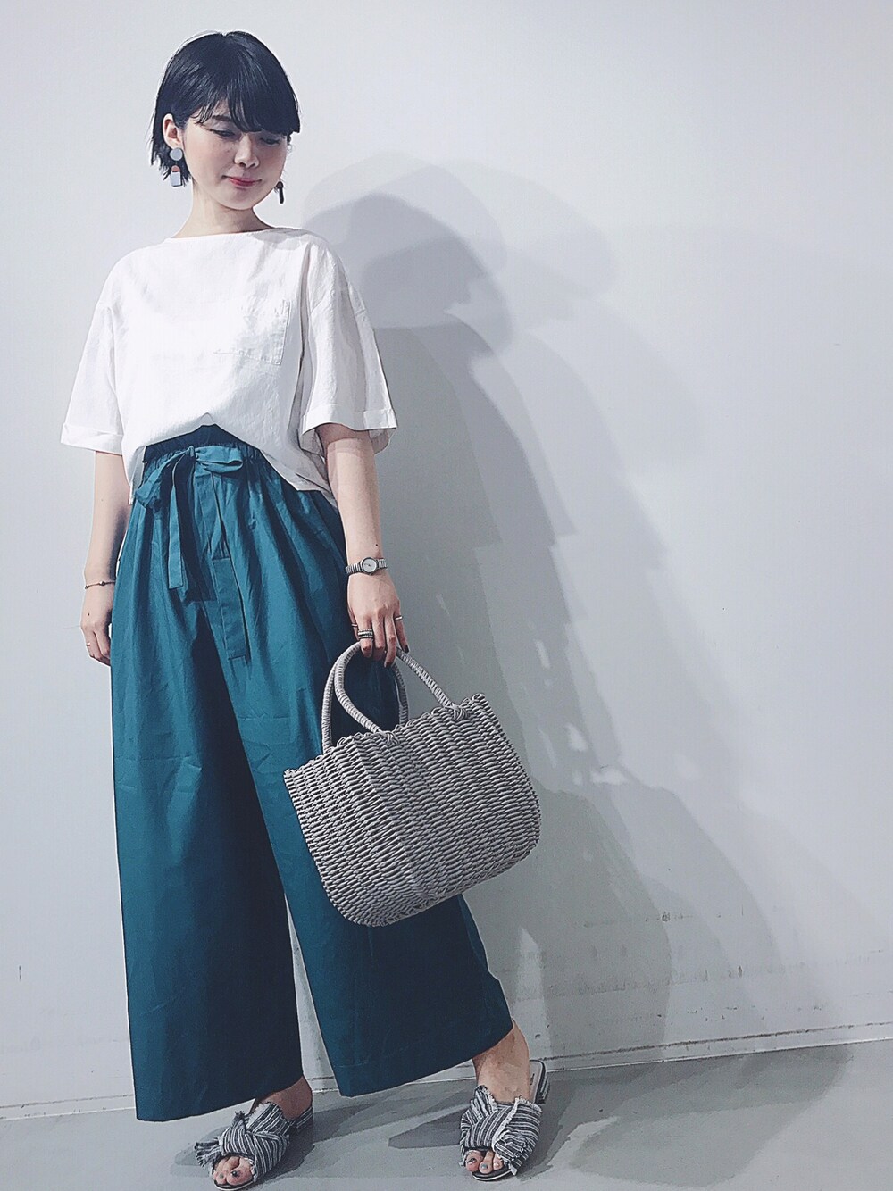 「KOE、koeららぽーと海老名、オトナ女子、リラックススタイル、シンプル、ブラウス、ハイウエストパンツ、ウエストリボン、リボンサンダル、マルシェバッグ」｜「koeの・ハイウエストリボンパンツ（その他パンツ、グリーン系）」を使った、naoさん（レディース・167cm）の春コーディネートの1枚目の写真