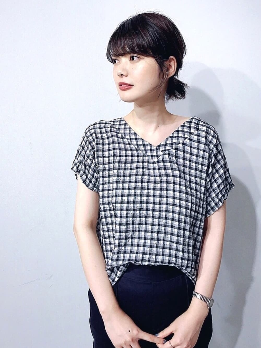 「KOE、koeららぽーと海老名、夏コーデ、オトナ女子、大人カジュアル、モノトーンコーデ、ギンガムチェック、ドロスト、ブラウス、Vネックブラウス」｜「koeの・ツートーンギンガムドロストブラウス（シャツ/ブラウス、ブラック系）」を使った、naoさん（レディース・167cm）の夏コーディネートの1枚目の写真