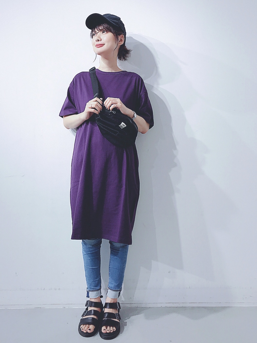 「KOE、koeららぽーと海老名、オトナ女子、休日スタイル、ビッグシルエット、ビッグT、Tシャツワンピ、Tシャツ×デニム、スポーツミックス、Dr.Martens」｜「koeの・BIGTワンピース（ワンピース、パープル系）」を使った、naoさん（レディース・167cm）の夏コーディネートの1枚目の写真
