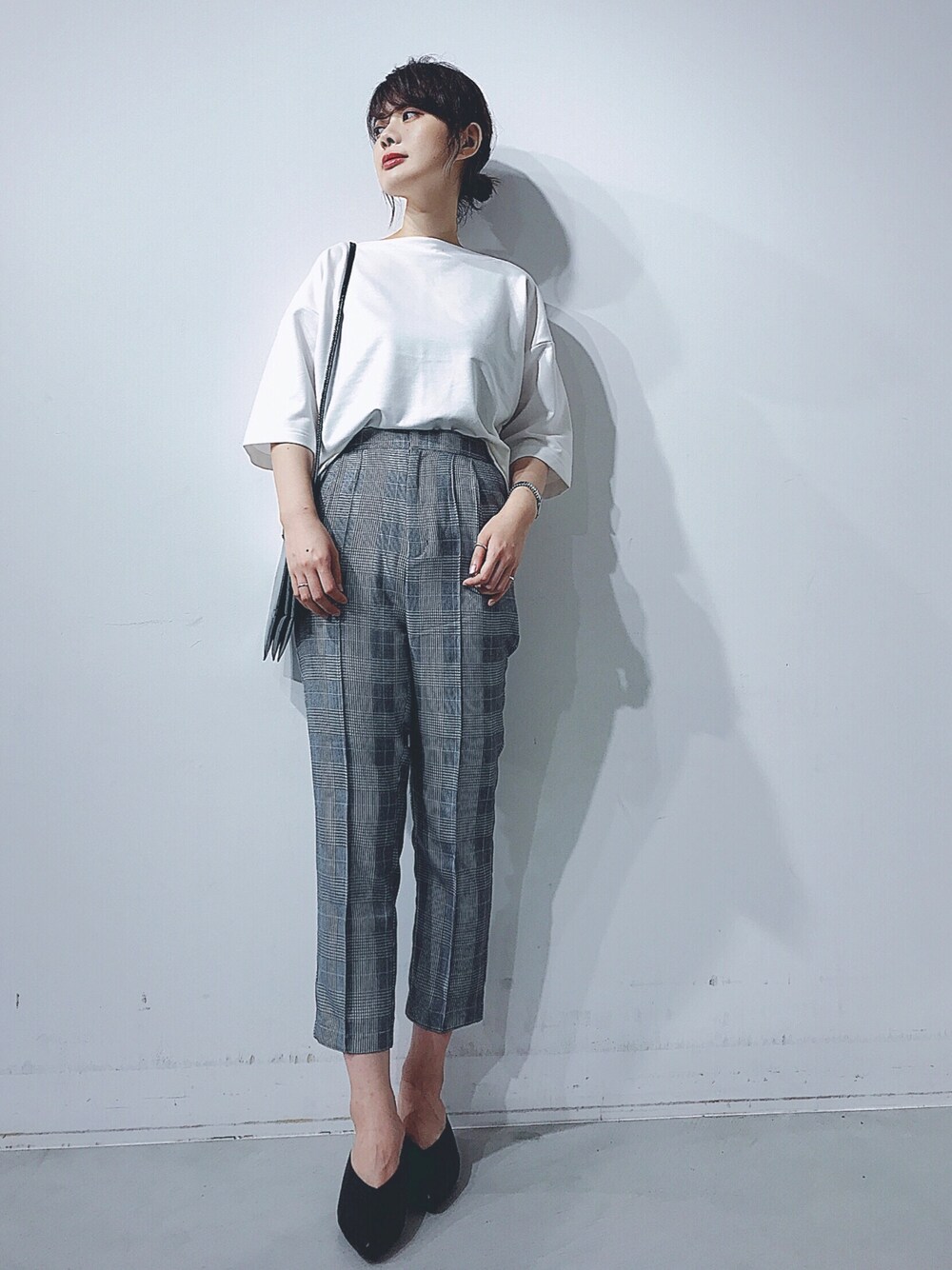 ホワイト系のTシャツ/カットソー、グリーン系のショルダーバッグ、グレー系のその他パンツを着用したレディースの夏コーディネートの1枚目の写真