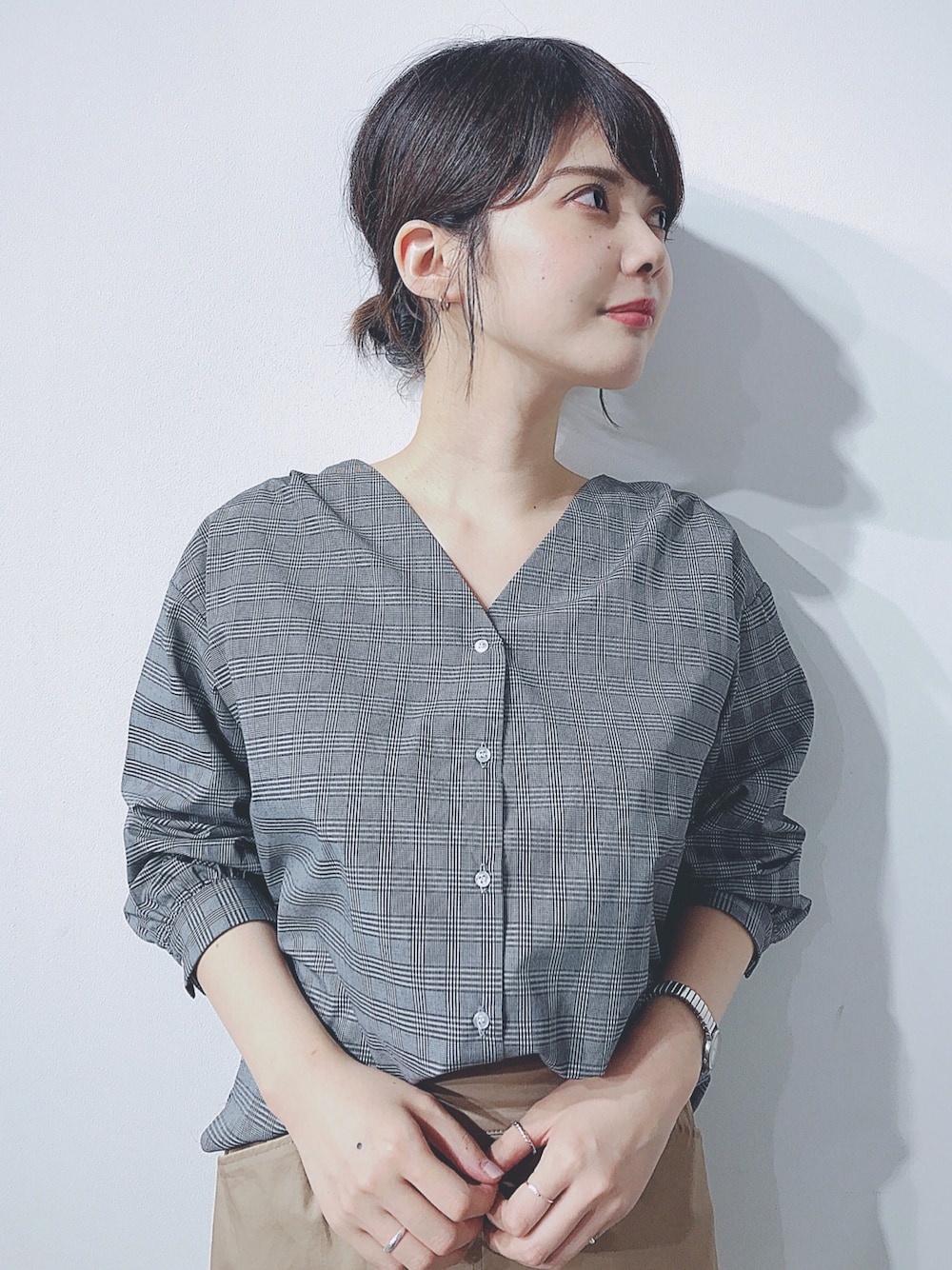 「KOE、koeららぽーと海老名、オトナ女子、大人コーデ、秋のコーデ、新作、Vネックブラウス、ブラウス、グレンチェック、タイトスカート」｜「koeの・Vネック袖前釦ホ &#12441;リュームブラウス（シャツ/ブラウス、その他）」を使った、naoさん（レディース・167cm）の夏コーディネートの1枚目の写真