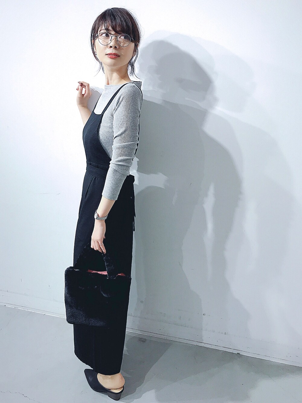 「KOE、koeららぽーと海老名、秋のコーデ、オトナカジュアル、モノトーンコーデ、サロペット、リブトップス、セットアイテム、ファーバッグ、ミュール」｜「koeのメタルフレームメガネ（メガネ、ブラック系）」を使った、naoさん（レディース・167cm）の秋コーディネートの1枚目の写真
